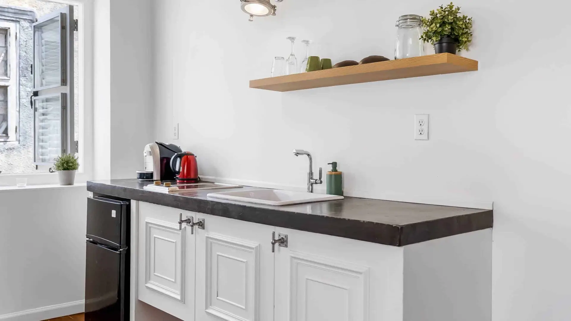 Kitchenette and coffee station