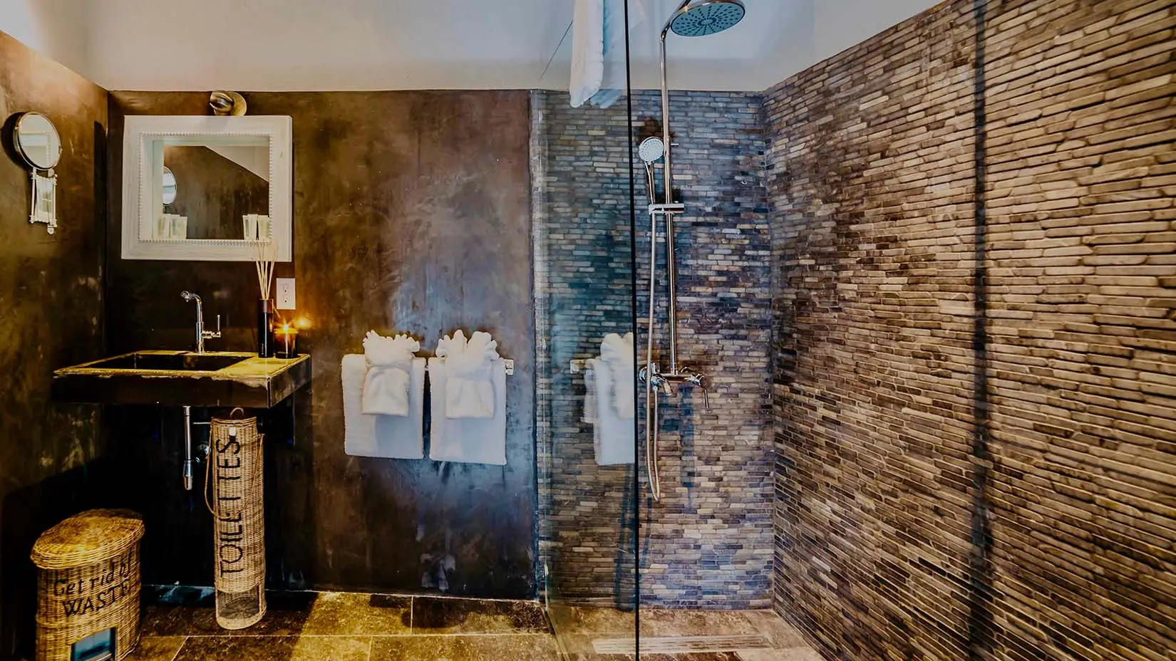 Suite bathroom